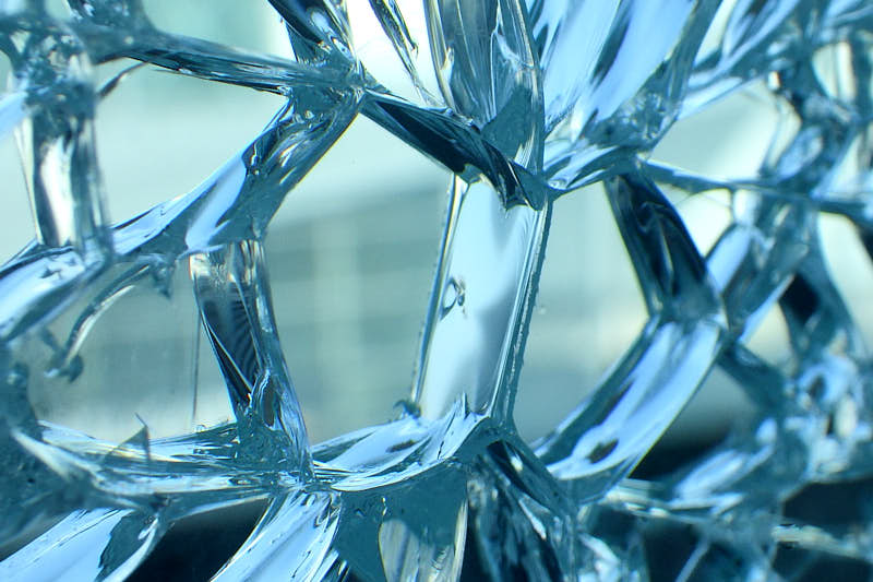 Shattered glass failure due to nickel sulphide inclusion