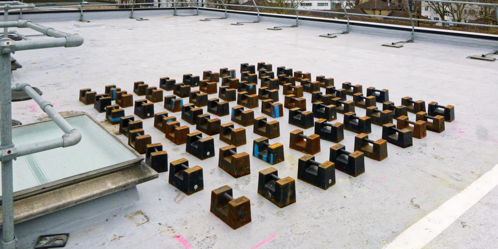 Load testing of a flat roof by kentledge loading