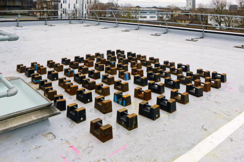 Load testing of a flat roof by kentledge loading