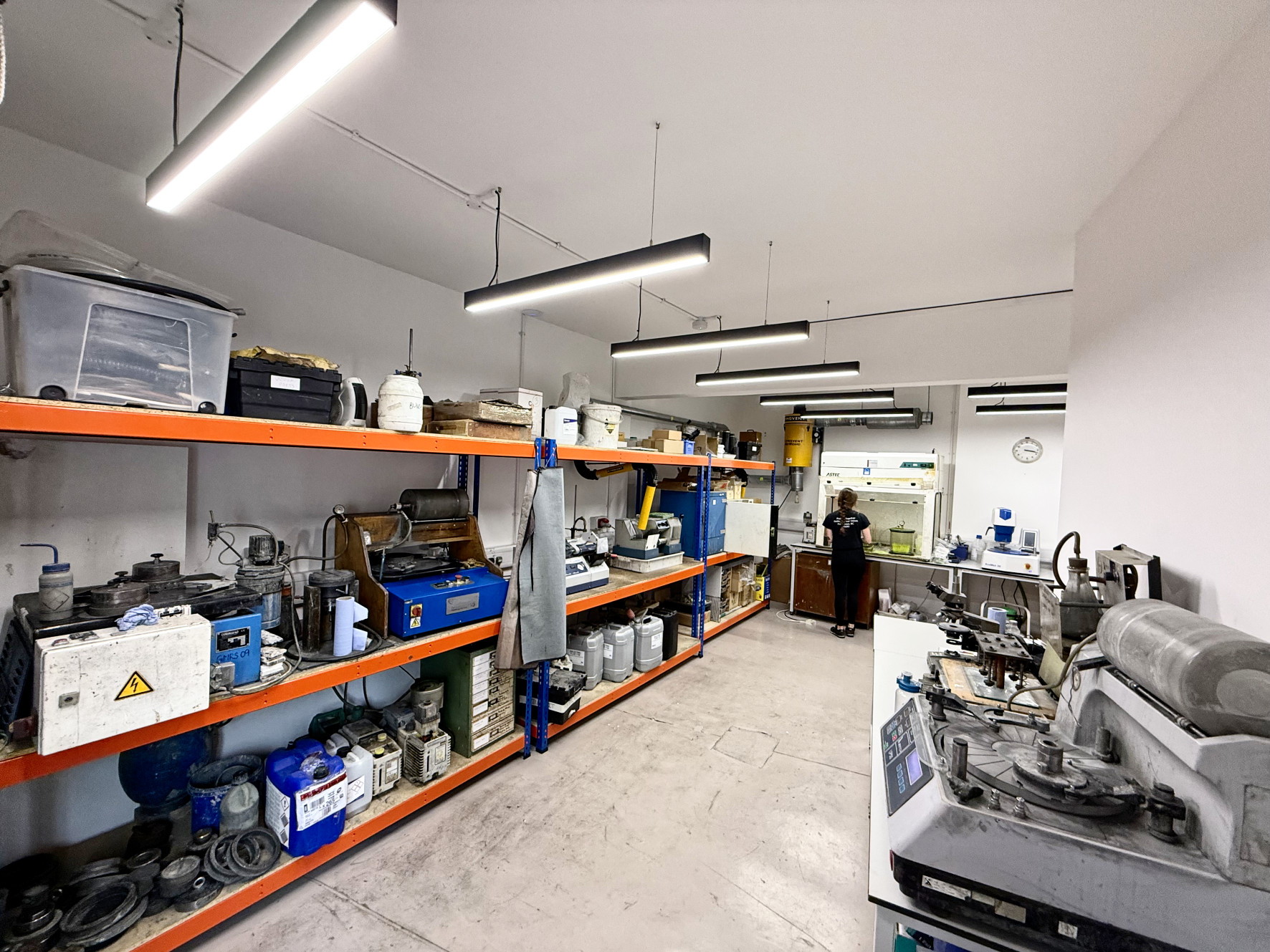 Our new, larger thin-section prep area
